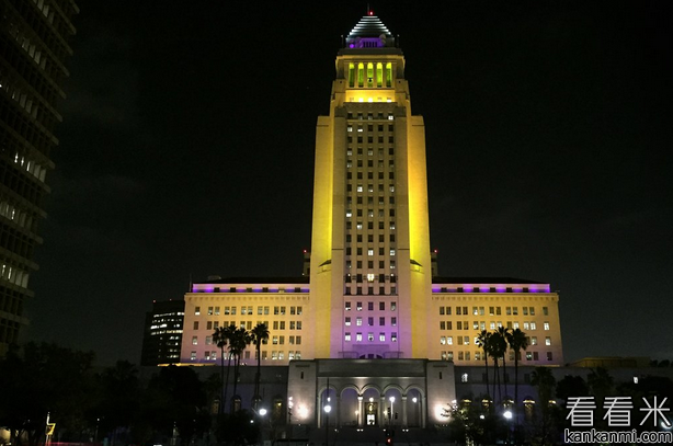 气派！洛杉矶市政厅亮起紫金色灯光致敬科比