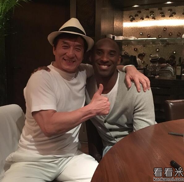 科比晒合影,感谢成龙设宴款待
