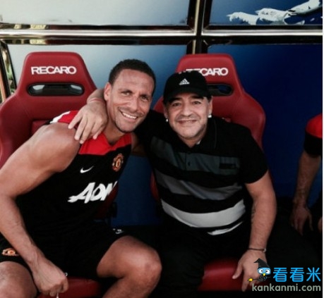 马拉多纳造访曼联迪拜训练基地 红魔众将晒幸福合照