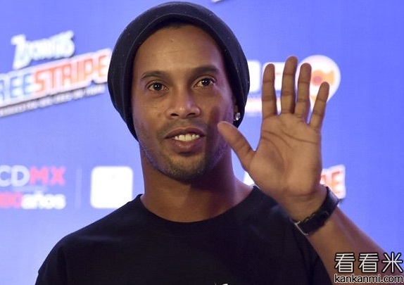 小罗在印度遭遇惊魂一刻 电线杆砸落