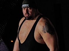 WWE大秀哥的锁喉抛摔，一位主持人想尝试？