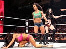 WWE女子撕衣-内衣肉搏赛：AJ女郎&佩姬vs罗莎&娜达利娅-RAW摔角2014年9月9日