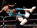 WWE女子撕衣-内衣肉搏赛：佩姬(阿莉西亚)vs内奥米(AJ女郎&卡梅隆后来居上)