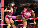 WWE女子撕衣-内衣肉搏赛：蕾拉(萨莫雷)vs罗莎(娜达利娅)-RAW摔角2014年9月30日 -