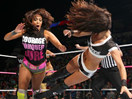 WWE女子强弱不等赛！布里贝拉单挑萨莫雷&蕾拉-ME摔角2014年10月1日 - 狂野角斗