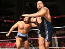 WWE马克亨利仗义相助！虐人巨兽大秀哥致命铁拳痛击大力士鲁瑟夫-RAW摔角2014年