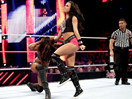 WWE女子撕衣-内衣肉搏赛：AJ女郎vs阿莉西亚(佩姬)-RAW摔角2014年10月21日 - 狂野角