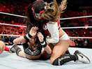 WWE女子撕衣-内衣肉搏赛：AJ女郎vs尼基贝拉(布里贝拉)-RAW摔角2014年11月11日 - 狂