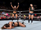 WWE贝拉姐妹模仿AJ女郎的下场！AJ女郎vs布里贝拉&尼基贝拉-RAW摔角2014年11月
