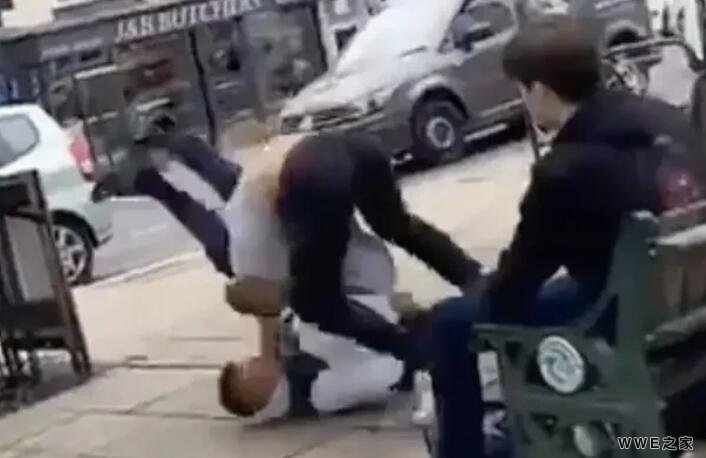 成年混混街头挑衅16岁格斗世界冠军