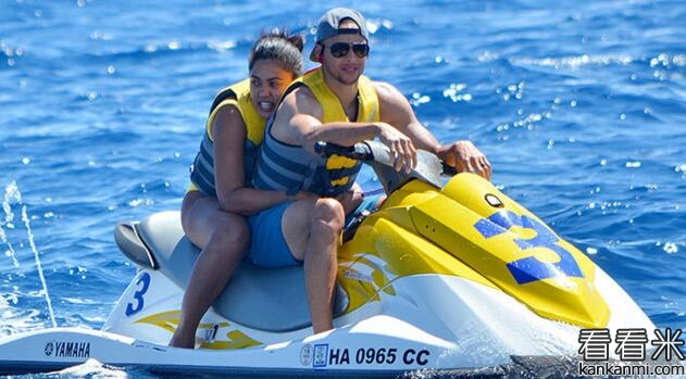 库里和妻子在海上玩摩托艇