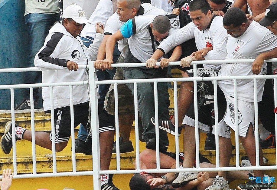巴西爆发球迷冲突百名球迷群殴 2014世界杯存安全隐患