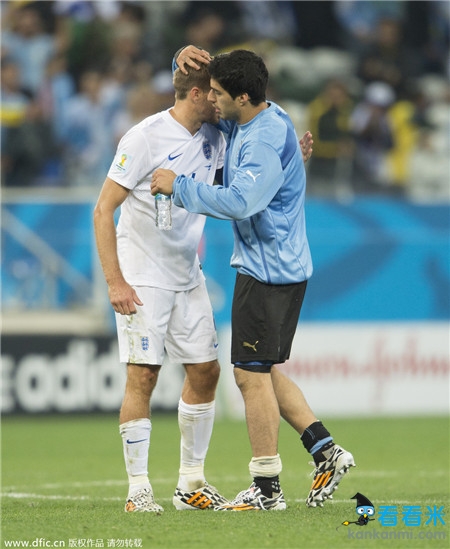 世界杯乌拉圭2-1英格兰:苏神安慰杰拉德 再现1个月前场景