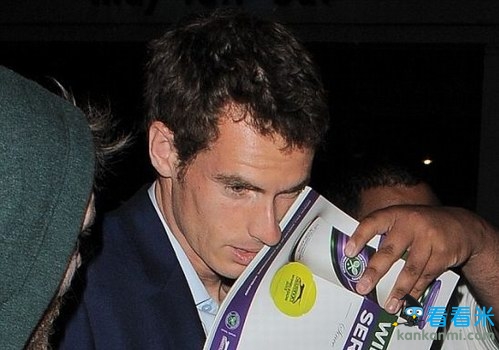 疯狂粉丝过分热情 穆雷庆功宴被误伤眼睛