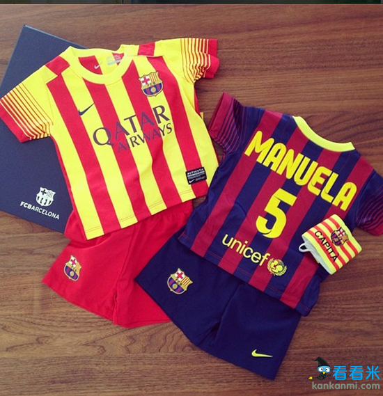 巴萨俱乐部为普约尔女儿赠送迷你球衣