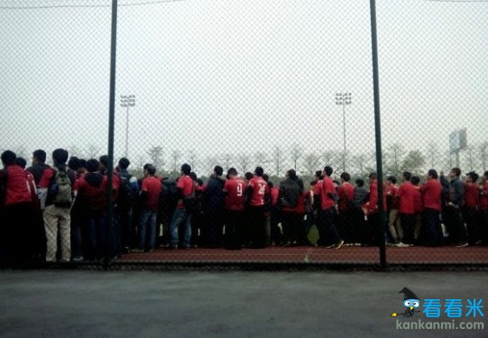 恒大里水集训:埃神自信满满 穆里奇偷窥迪亚曼蒂(图)