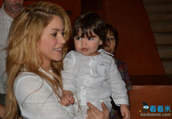 皮克爱妻携子亮相米兰 超萌儿子抢镜美艳夏奇拉