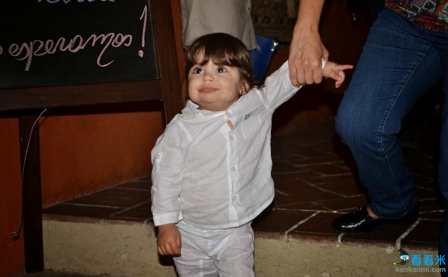 皮克爱妻携子亮相米兰 超萌儿子抢镜美艳夏奇拉