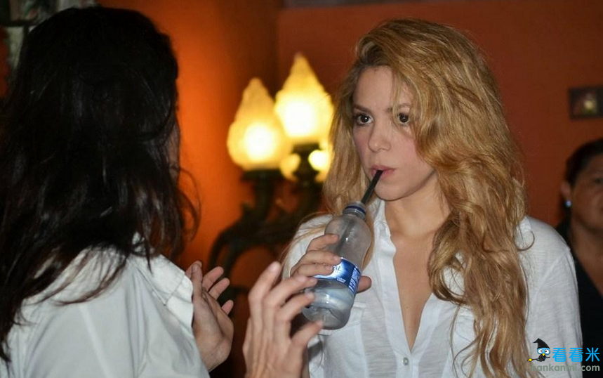 皮克爱妻携子亮相米兰 超萌儿子抢镜美艳夏奇拉