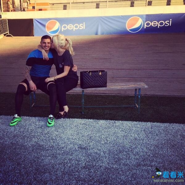 伊卡尔迪女友自曝床照 国米前锋全裸出镜秀恩爱