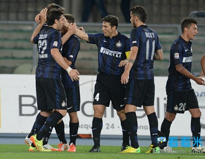 意甲:萨内蒂生涯告别战接受颁奖 最后一次带国米进场/图