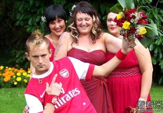 阿森纳球迷身着球衣参加婚礼