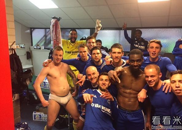 荷乙级队模仿皇马国家德比后庆祝照